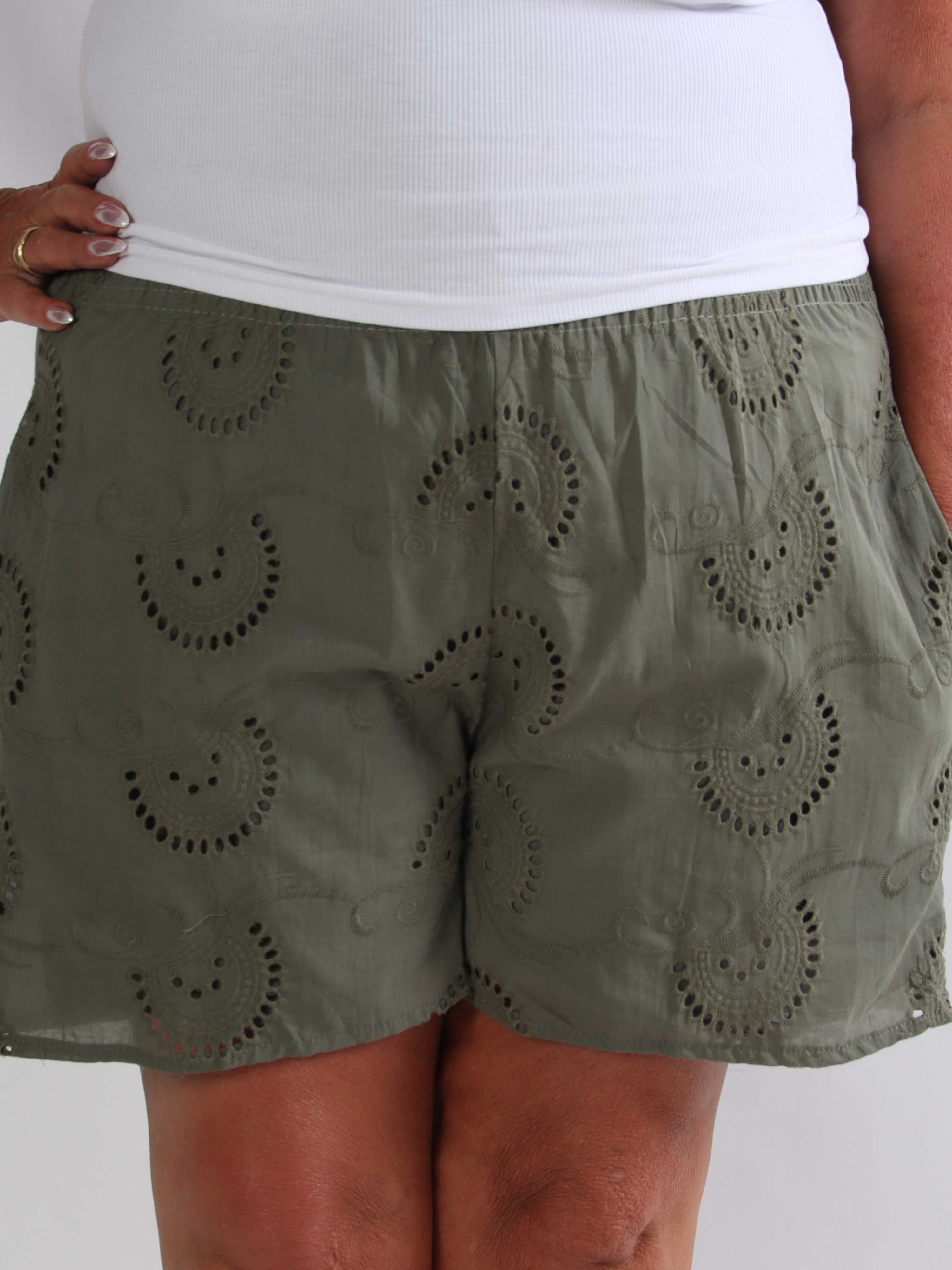 Pams Broderie Shorts - Højtaljede plus size shorts i broderie anglaise